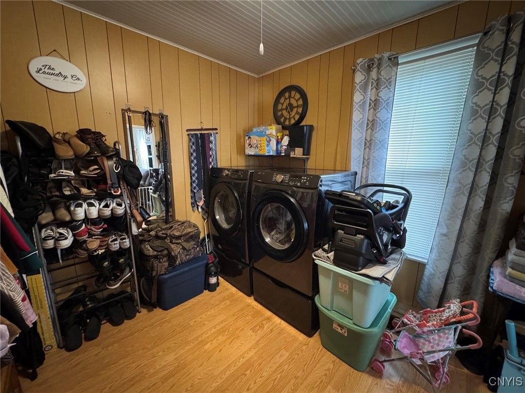 Interior, Washer, Wood Texture Flooring