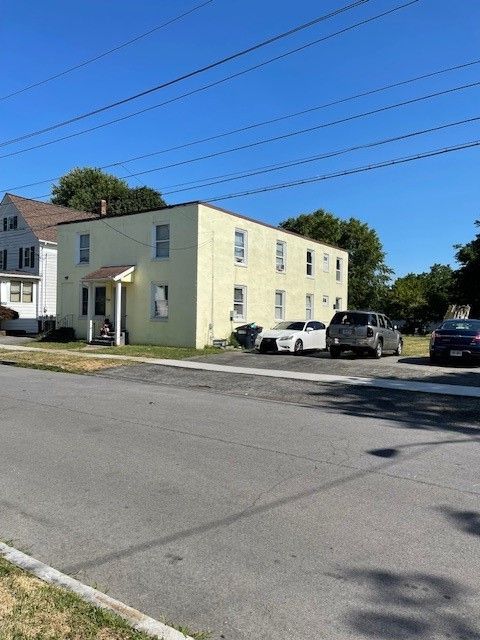 Exterior, Facade, Modern