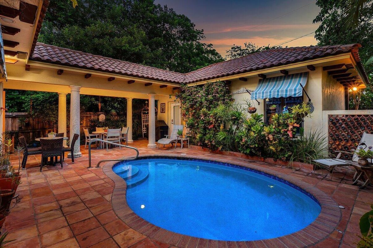 Exterior, Pool