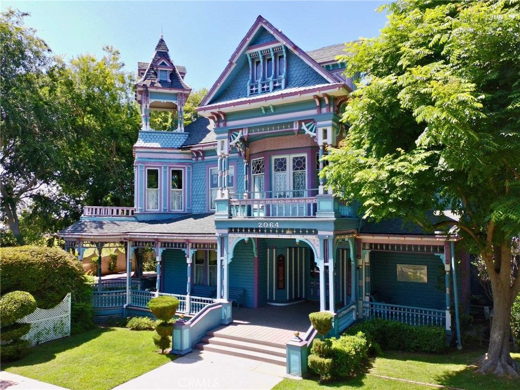 Backyard, Exterior, Facade, Queen Anne Victorian