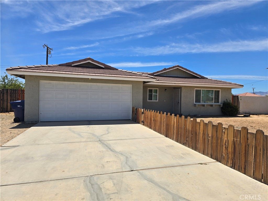 Attached, Exterior, Facade, Ranch