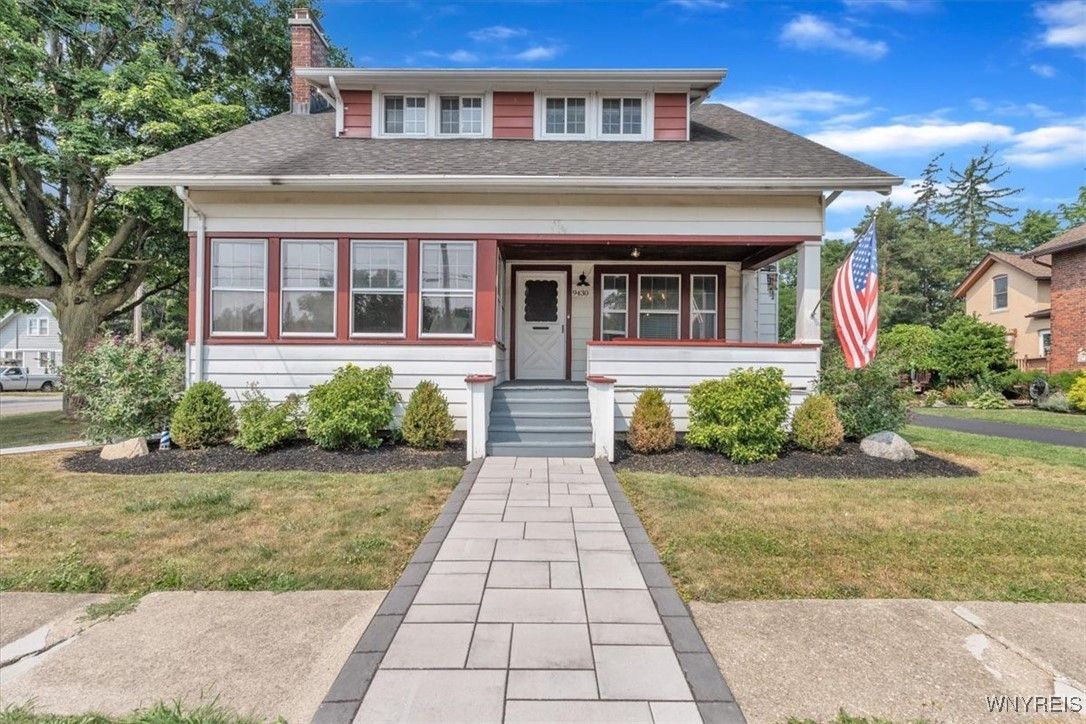 Exterior, Facade, American Foursquare