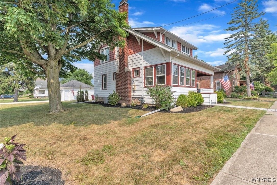 Exterior, Facade, Brick Facade, American Foursquare