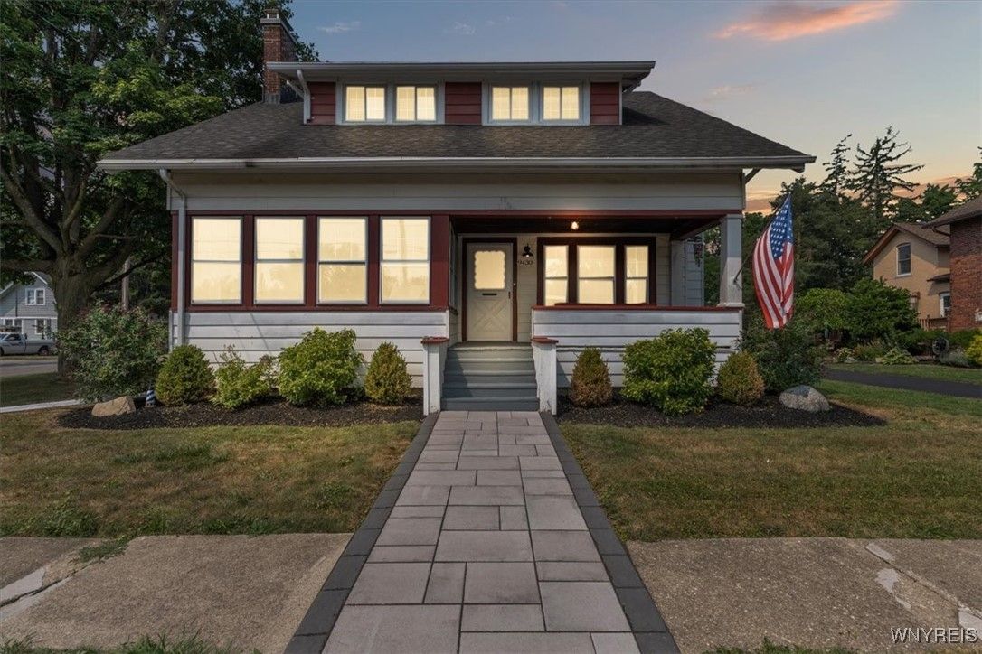 Exterior, Facade, American Foursquare