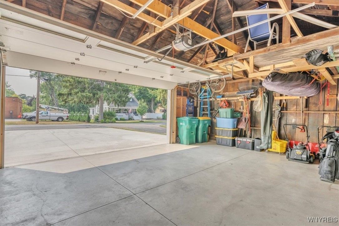 Garage, Interior, Wooden Beams