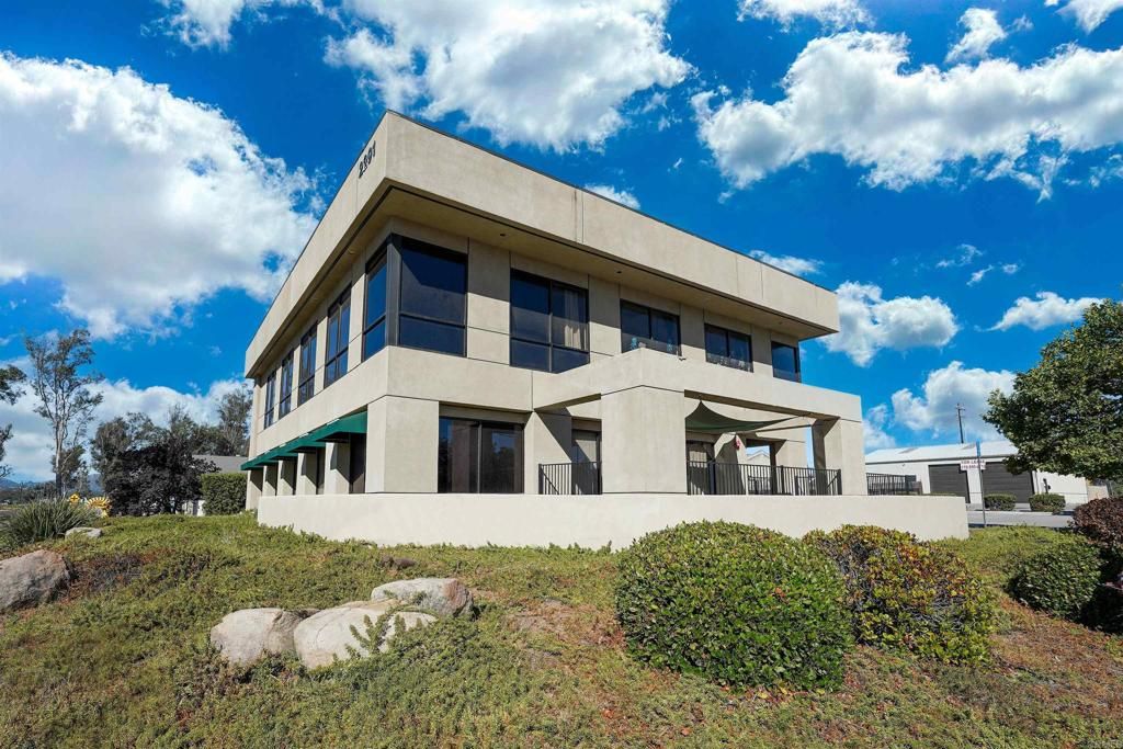 Backyard, Exterior, Facade, Modern