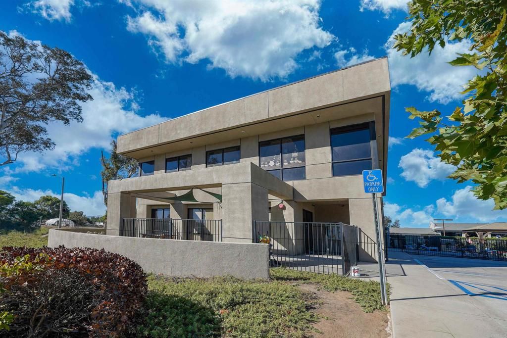 Exterior, Facade, Modern