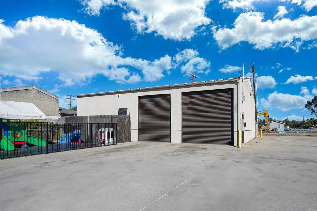 Detached Garage, Exterior
