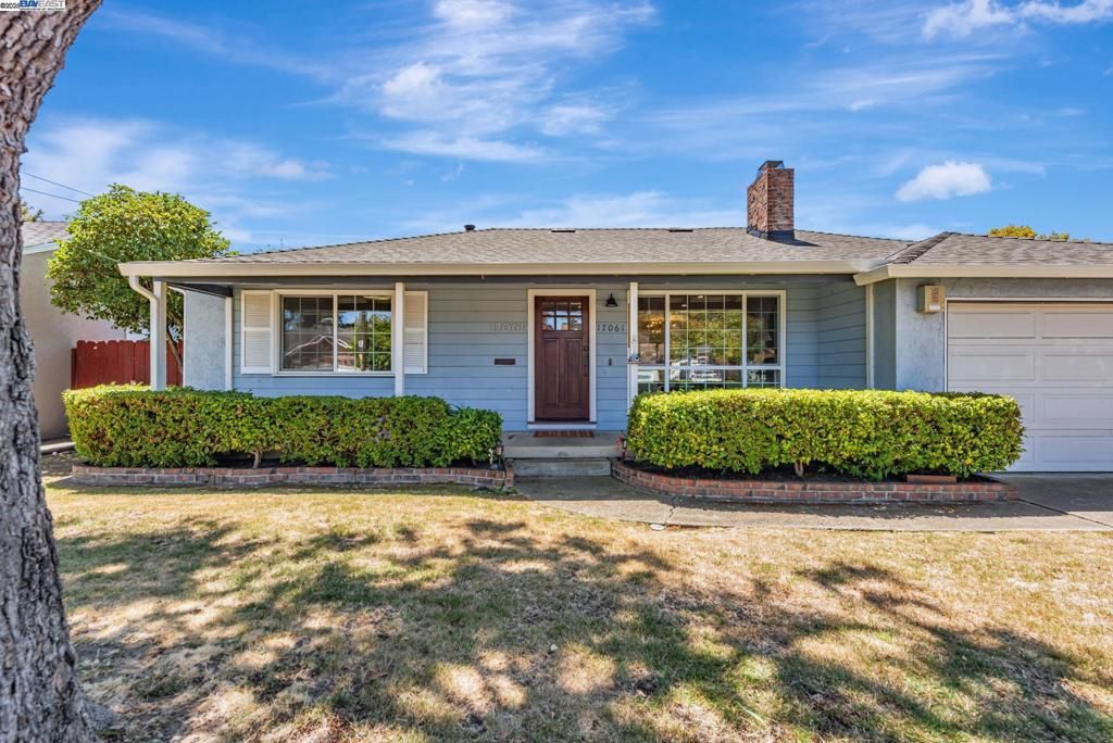 Attached, Exterior, Facade, Ranch