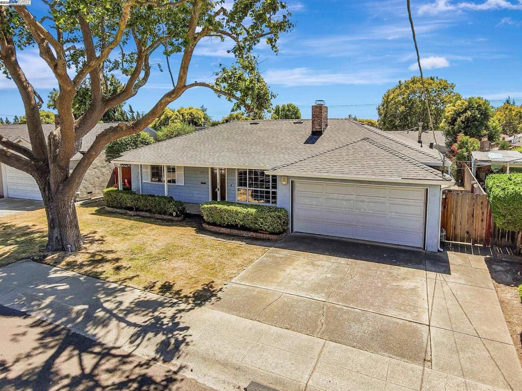 Attached, Exterior, Facade, Ranch