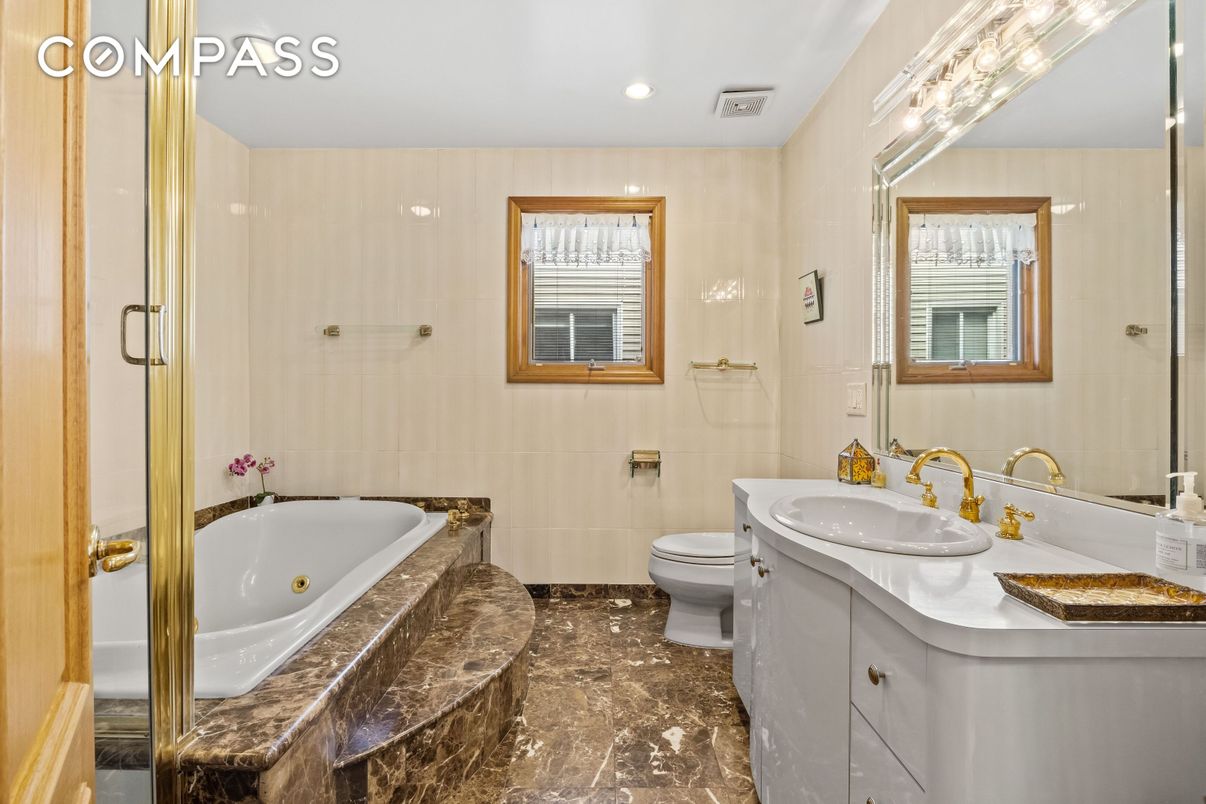 Bathroom, Dual Sink Vanities, Interior, Recessed Lighting