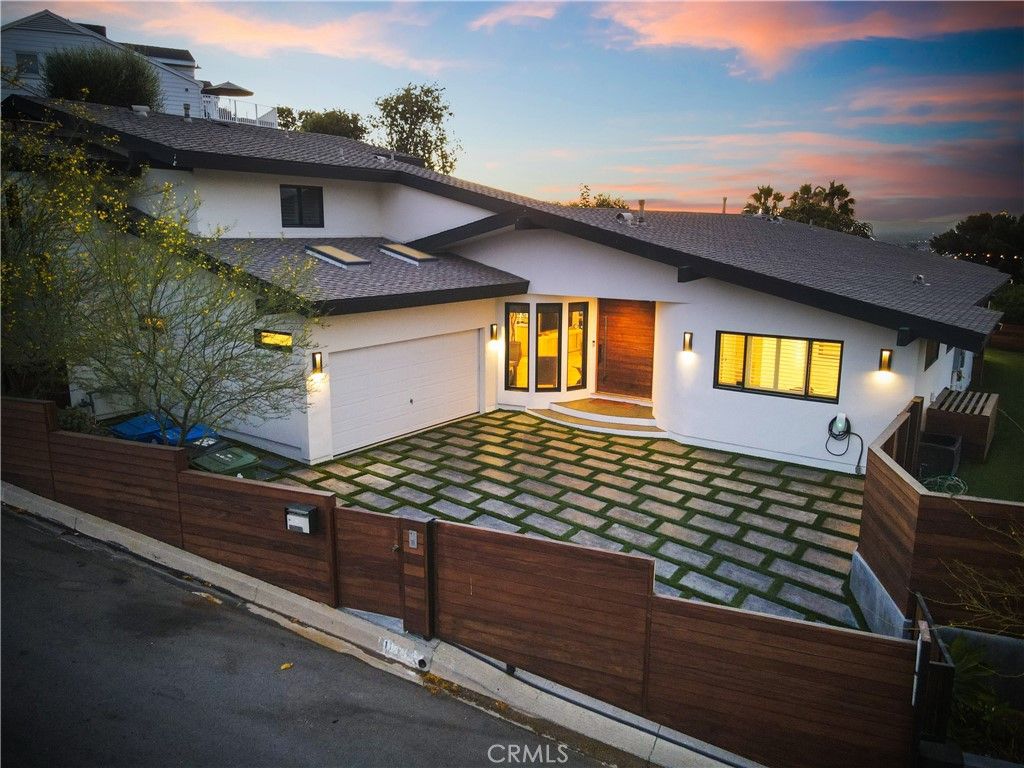 Attached, Exterior, Facade, Modern