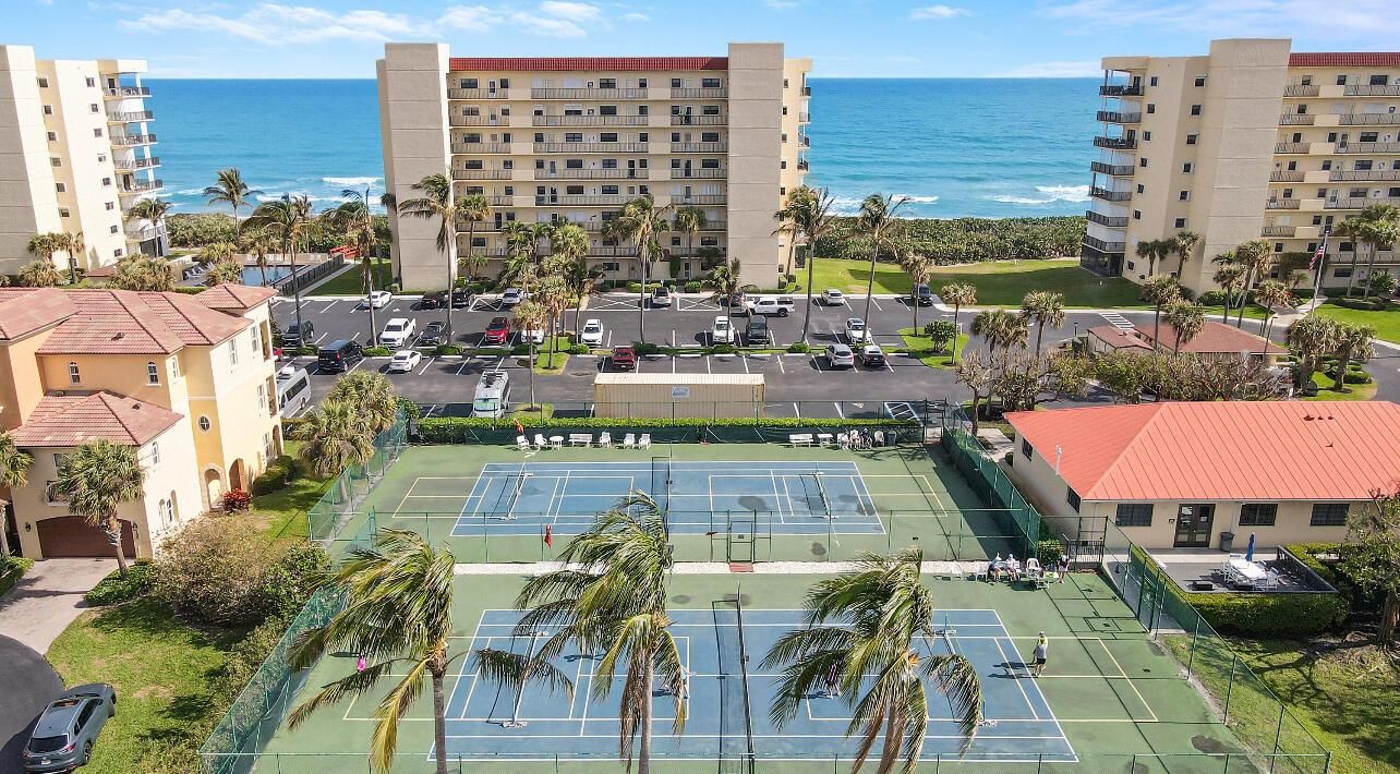 Exterior, Tennis Courts
