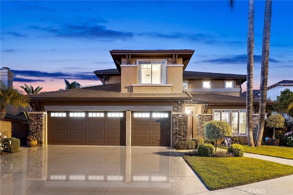 Attached, Exterior, Facade, Modern