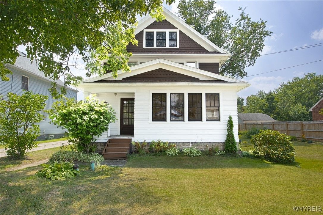 Exterior, Facade, Queen Anne Victorian