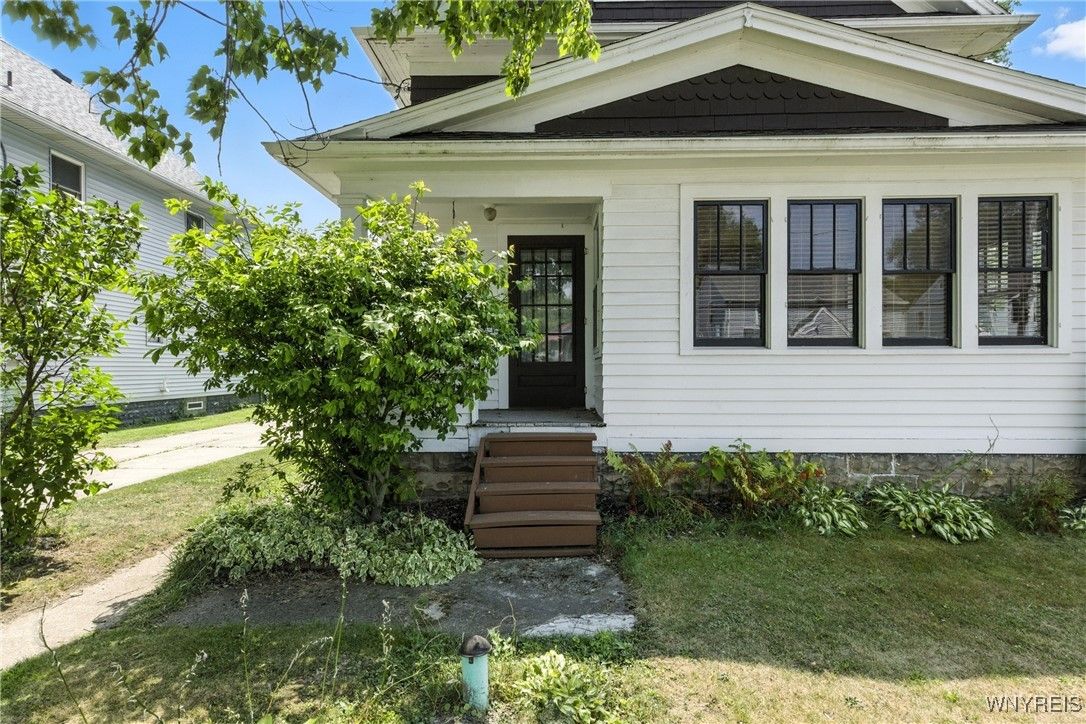 Exterior, Facade, Queen Anne Victorian