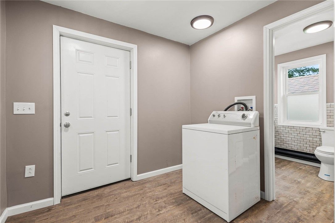 Interior, Recessed Lighting, Washer, Wood Texture Flooring