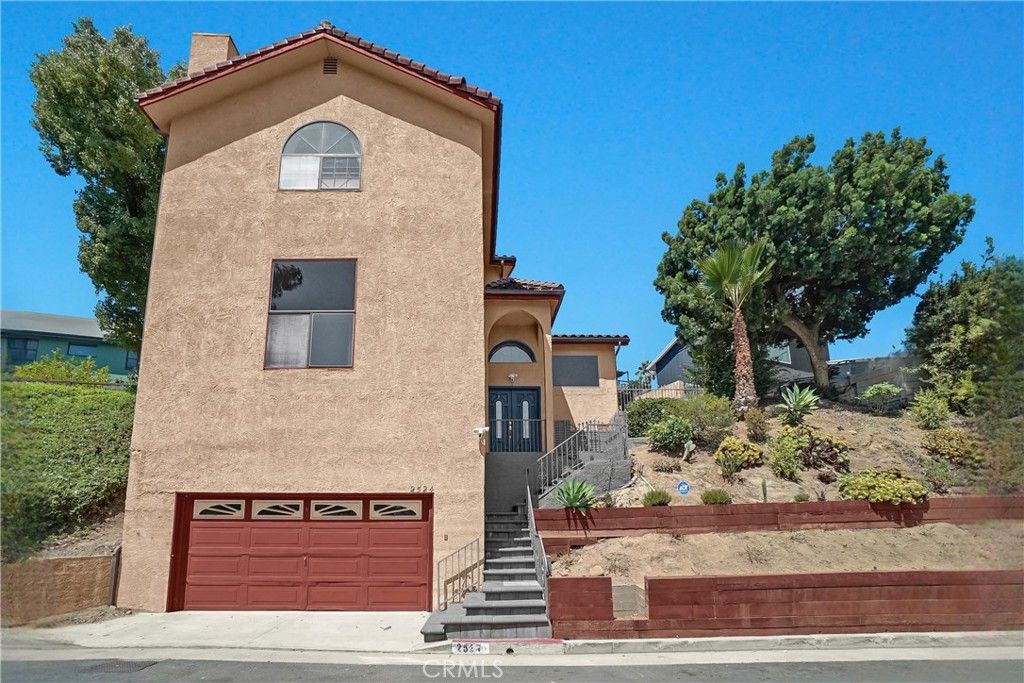 Attached, Exterior, Facade, Mediterranean