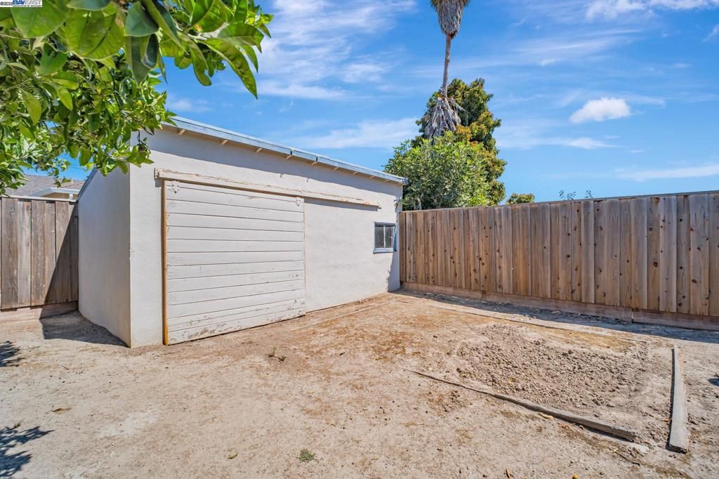 Detached Garage, Exterior