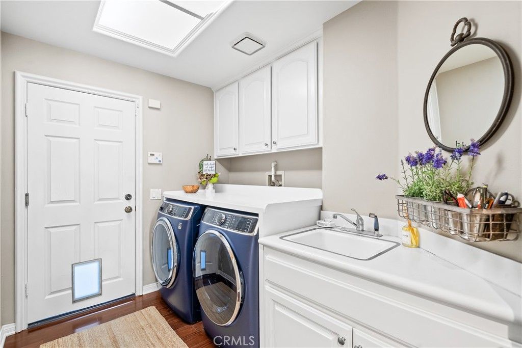 Interior, Washer, Wood Texture Flooring
