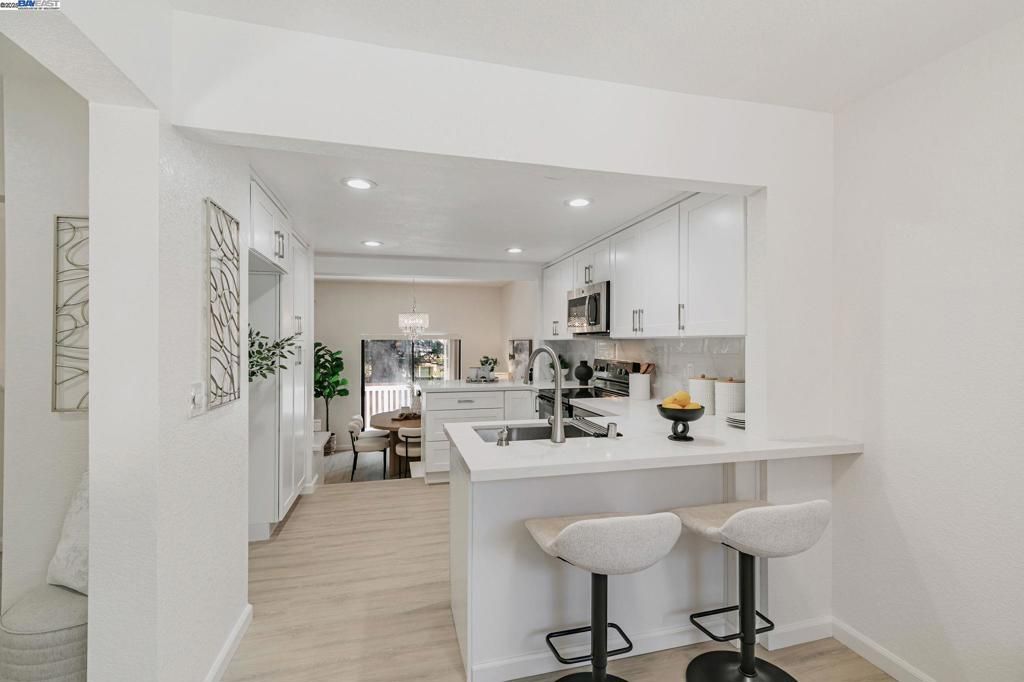 Dining room, Interior, Kitchen, Pendant Lights, Recessed Lighting, Wood Texture Flooring