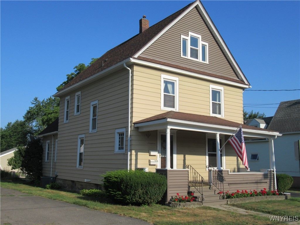 Exterior, Facade, Queen Anne Victorian