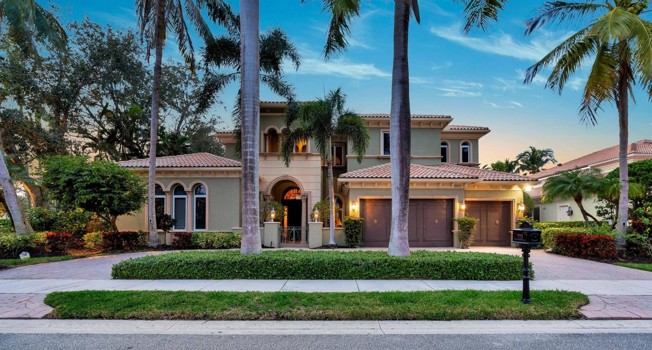 Attached, Exterior, Facade, Mediterranean