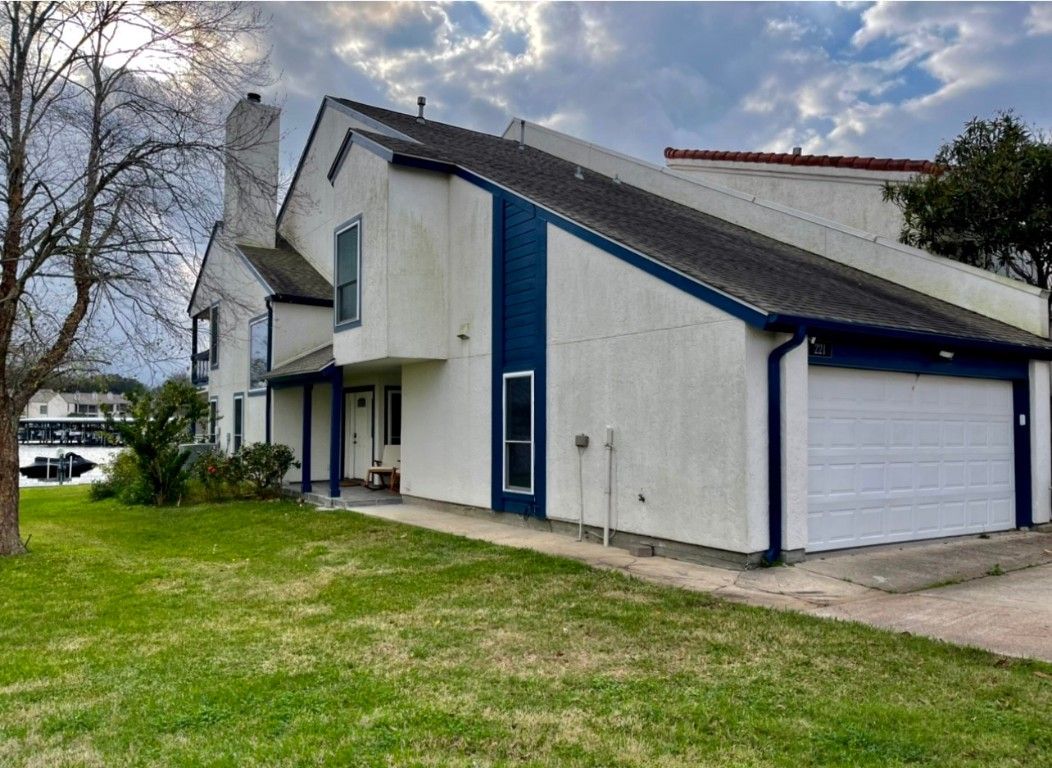 Attached, Backyard, Exterior, Facade, Modern