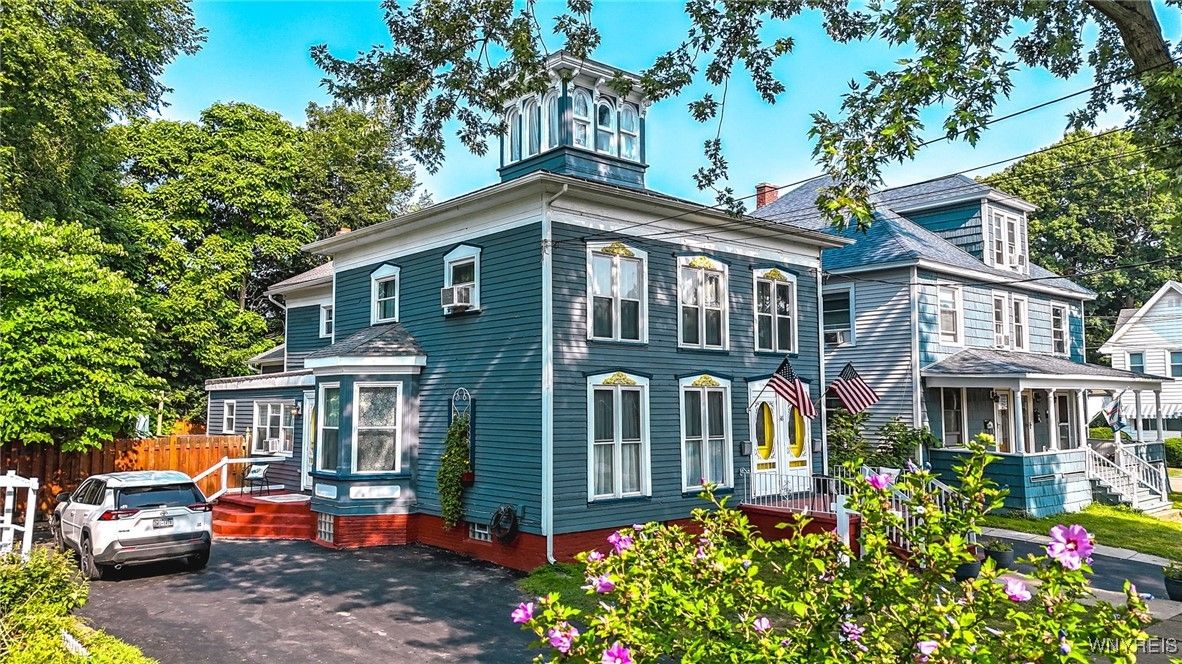 Exterior, Facade, Queen Anne Victorian
