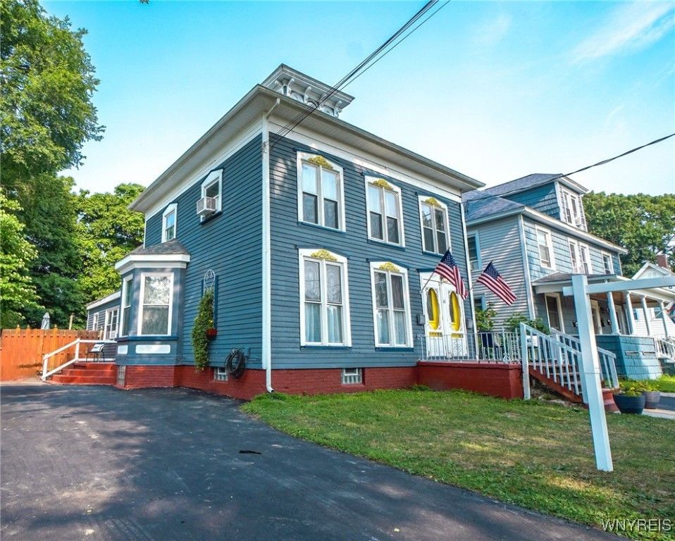 Exterior, Facade, Queen Anne Victorian