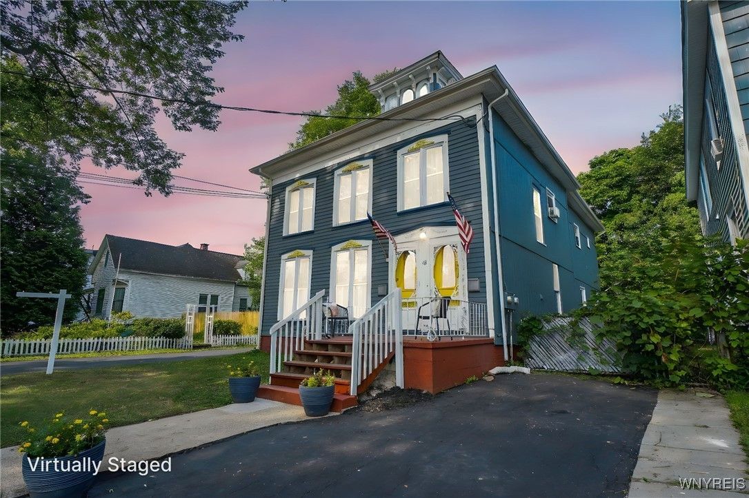 Exterior, Facade, American Foursquare