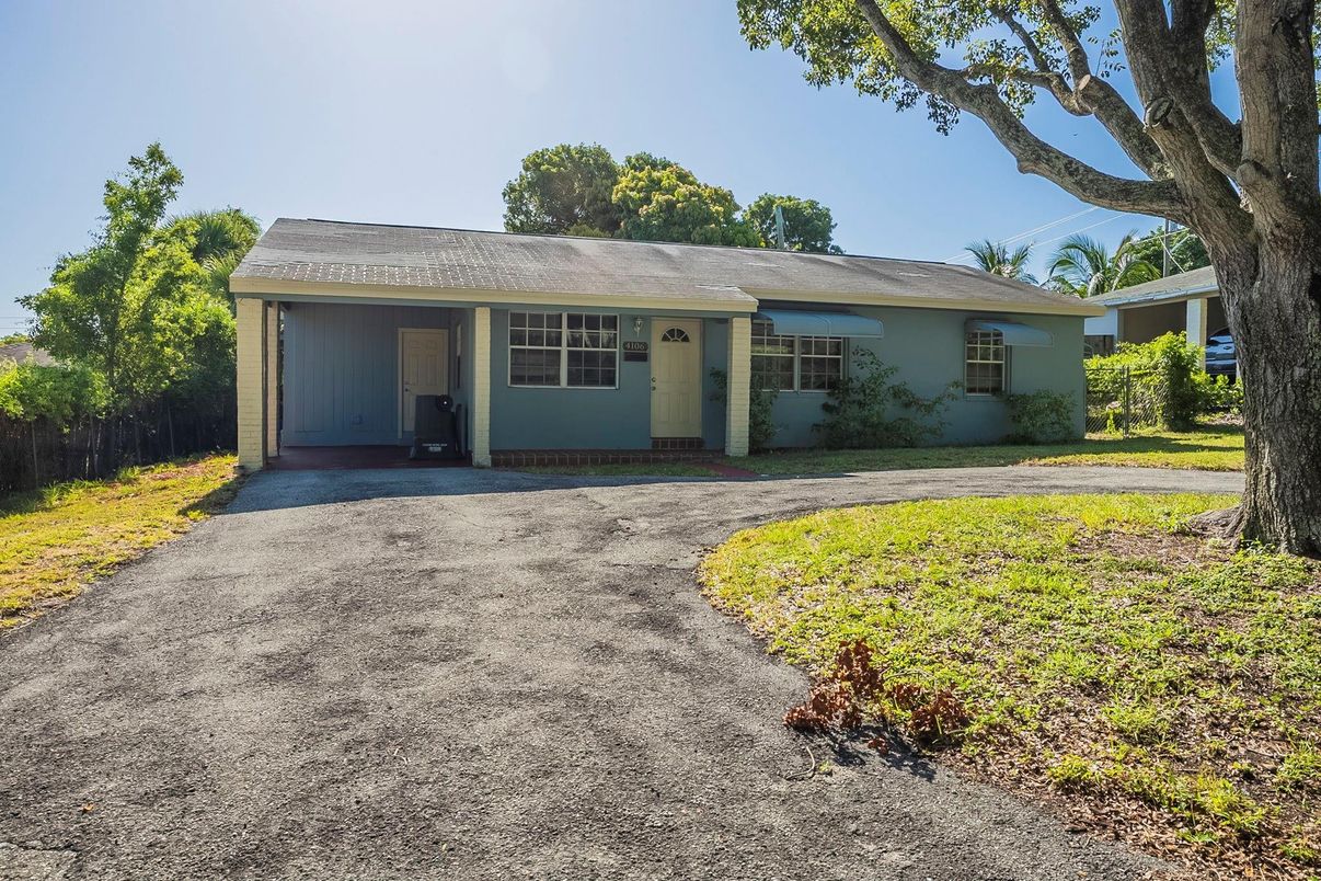 Backyard, Exterior, Facade, Ranch