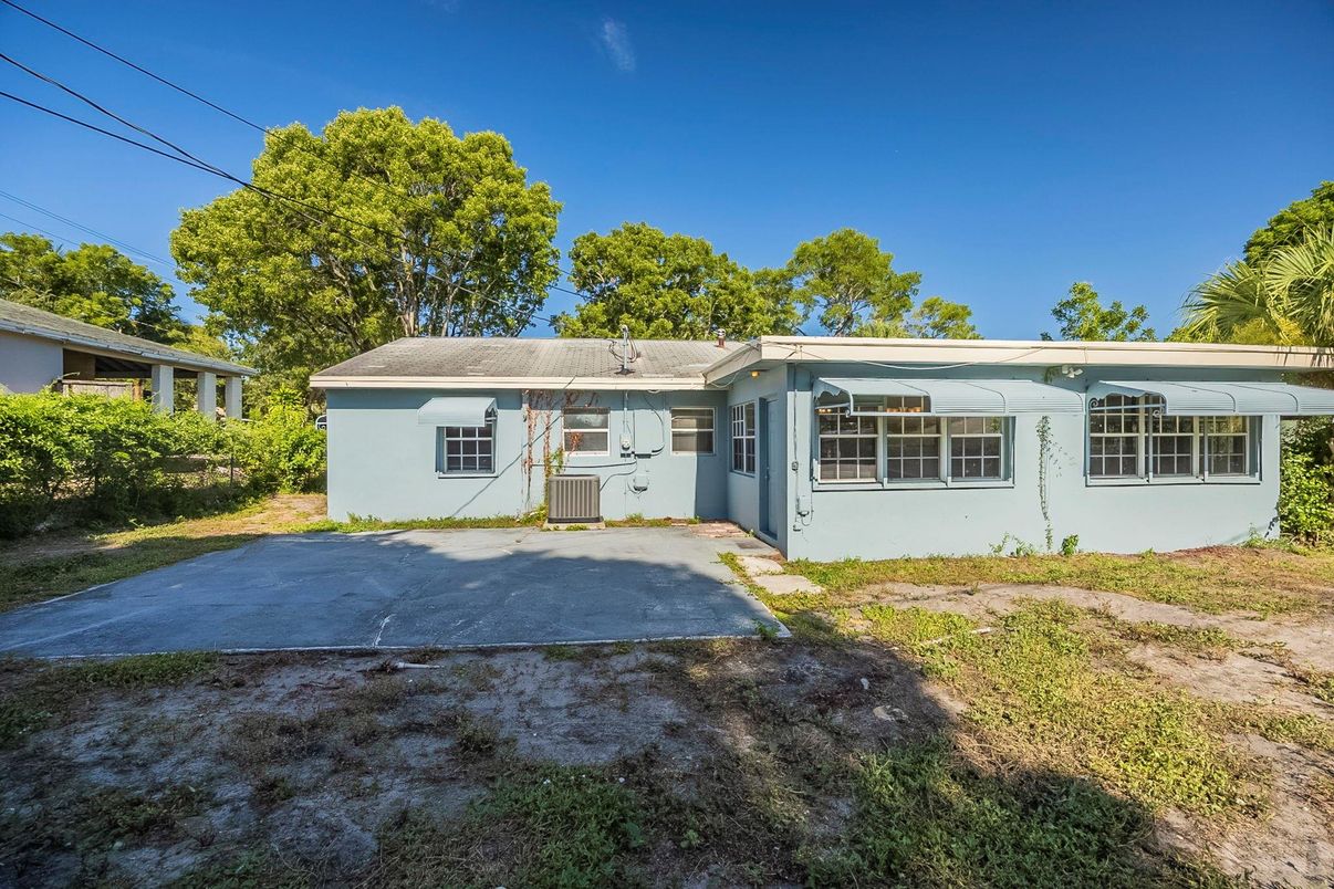 Backyard, Exterior, Facade, Ranch
