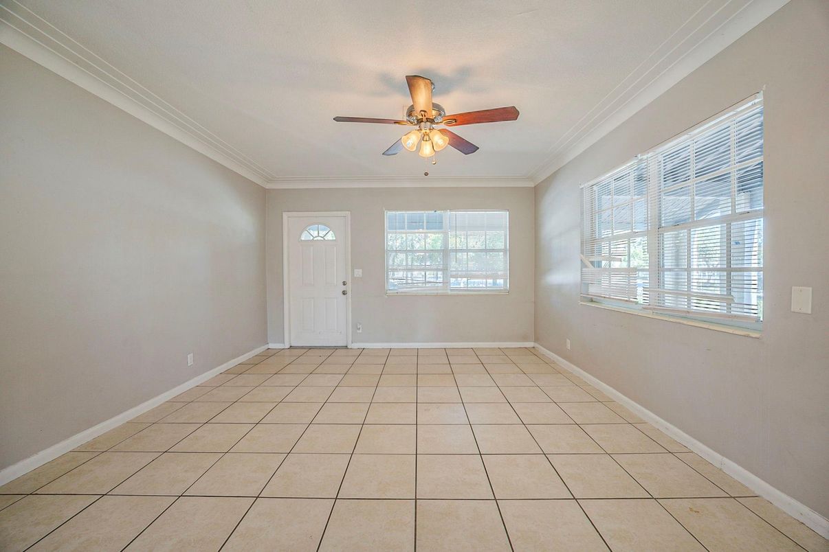 Empty room, Interior