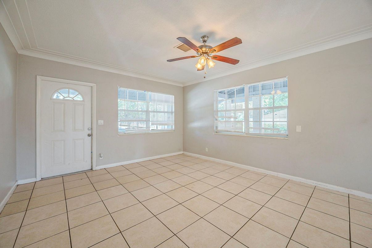 Empty room, Interior