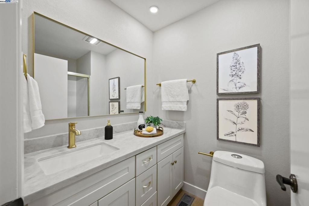 Bathroom, Dual Sink Vanities, Interior, Recessed Lighting