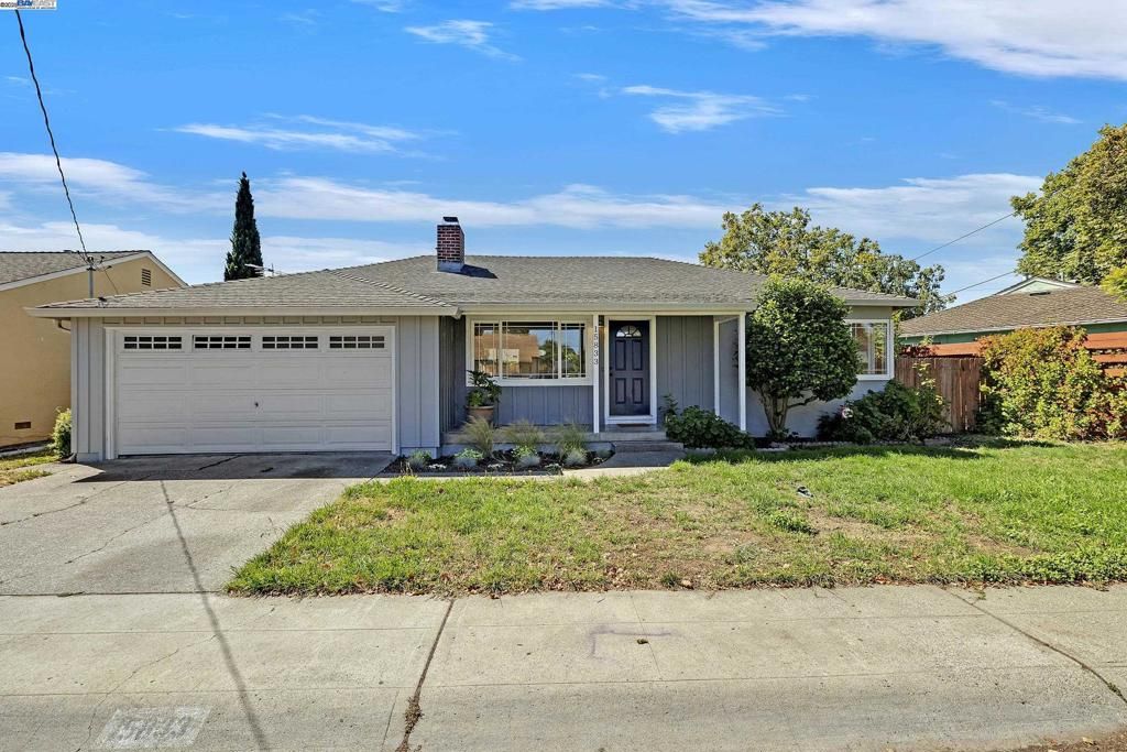 Attached, Exterior, Facade, Ranch