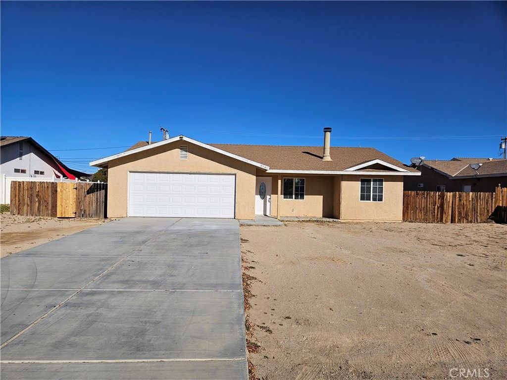 Attached, Exterior, Facade, Ranch