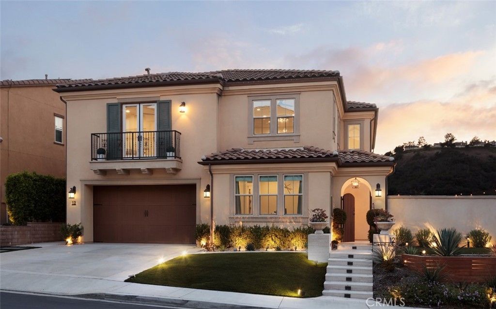 Attached, Exterior, Facade, Mediterranean