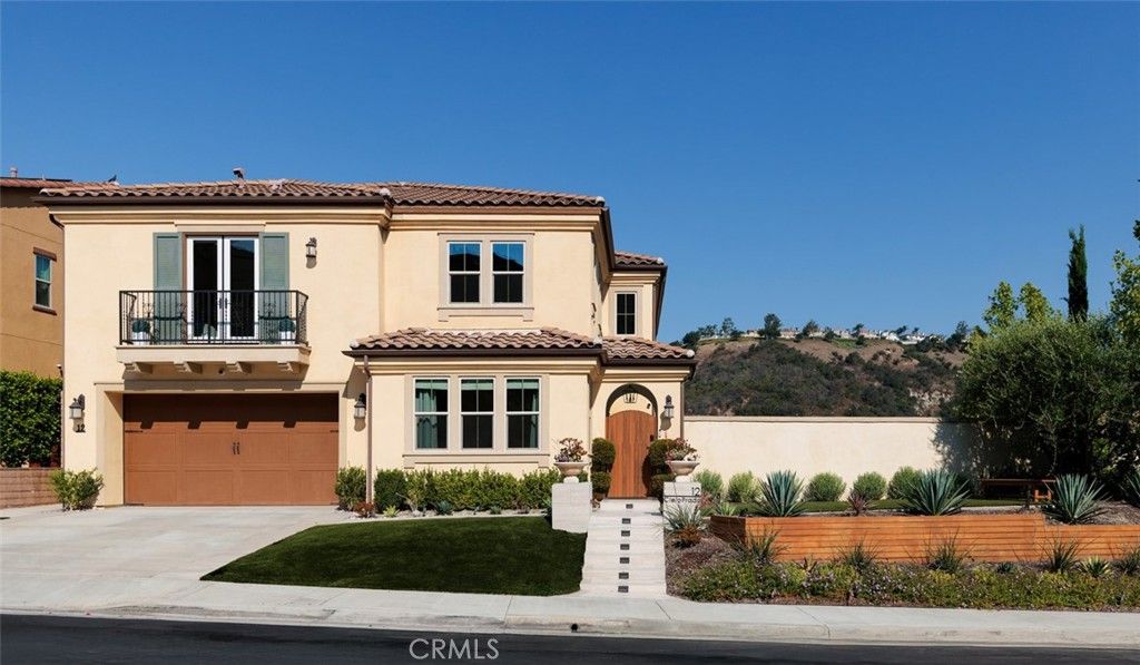 Attached, Exterior, Facade, Mediterranean