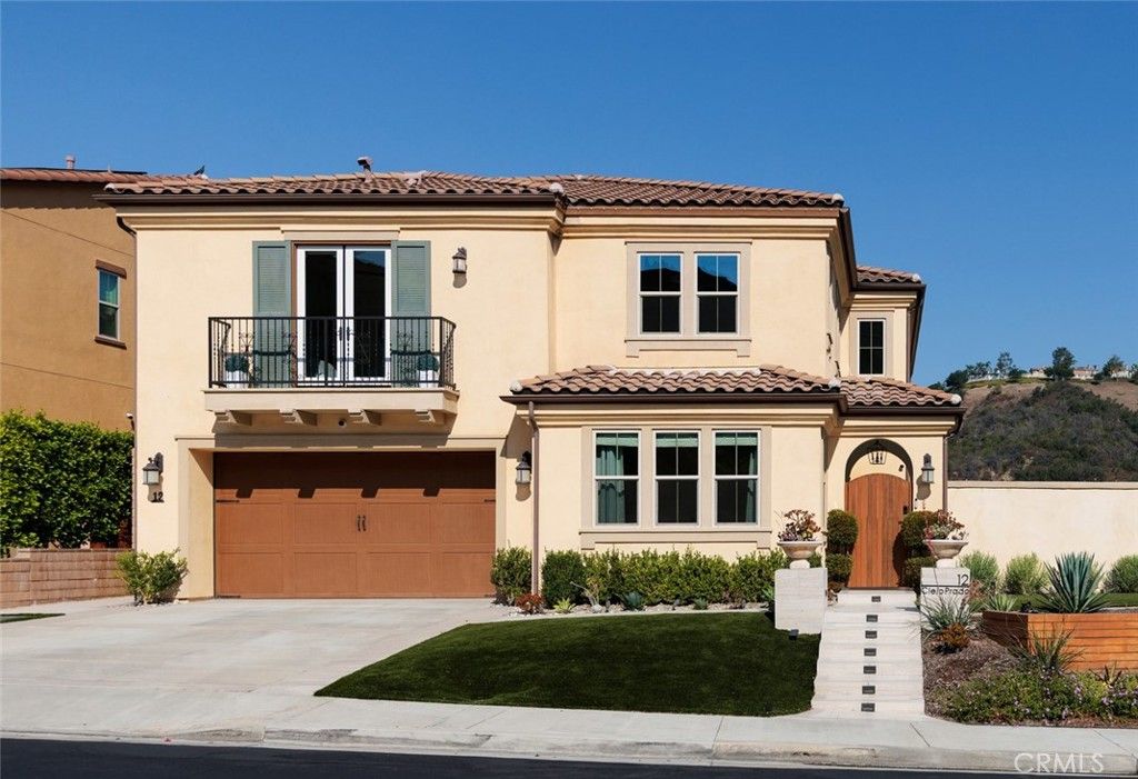 Attached, Exterior, Facade, Mediterranean