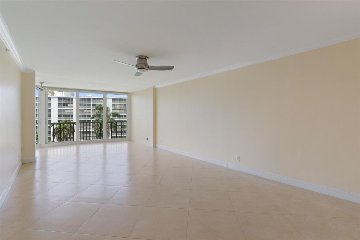 Empty room, Interior