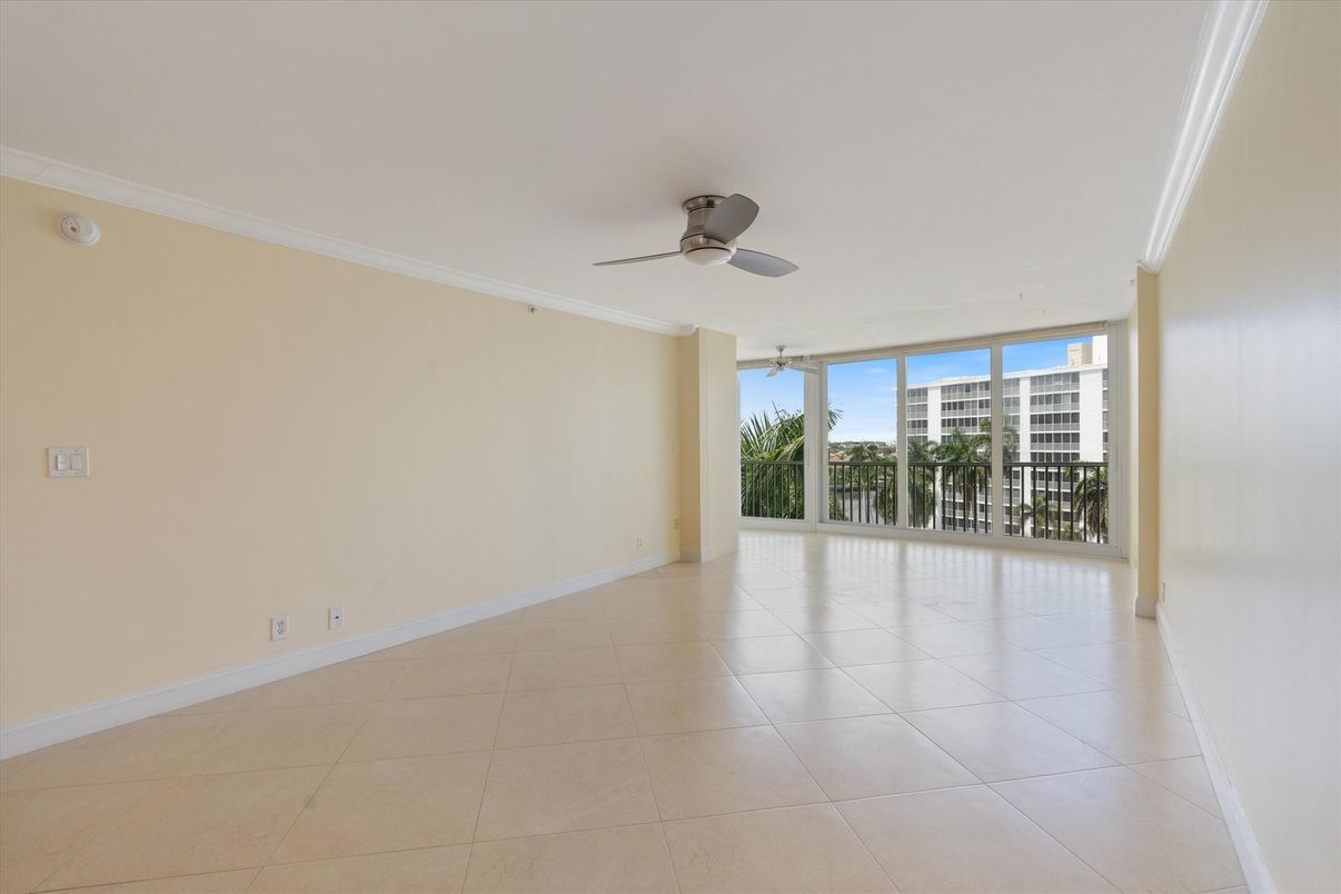 Empty room, Interior