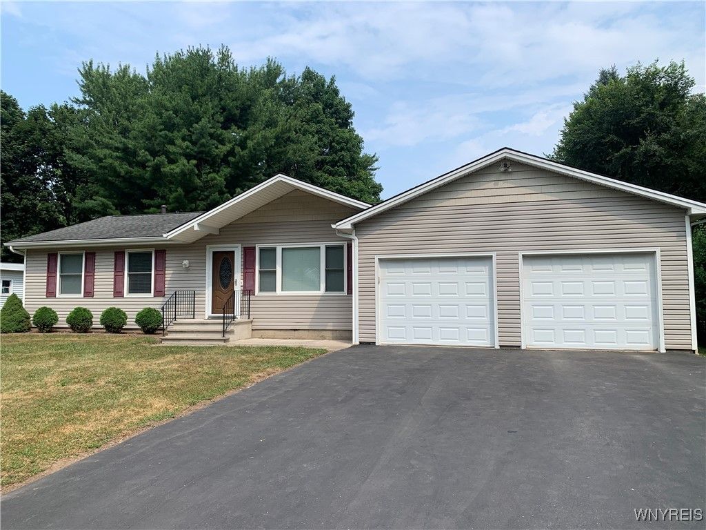 Attached, Exterior, Facade, Ranch