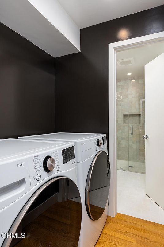 Interior, Recessed Lighting, Washer, Wood Texture Flooring