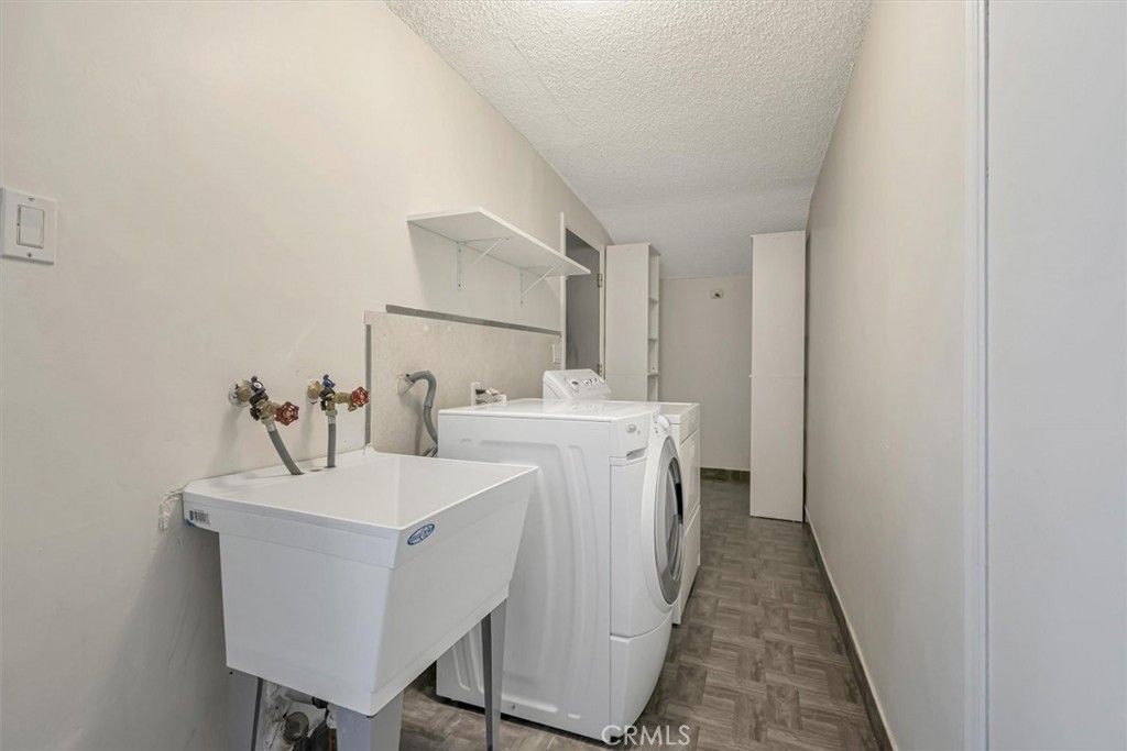 Interior, Washer, Wood Texture Flooring
