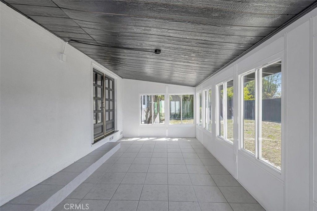Empty room, Interior, Sun Room, Wooden Ceilings