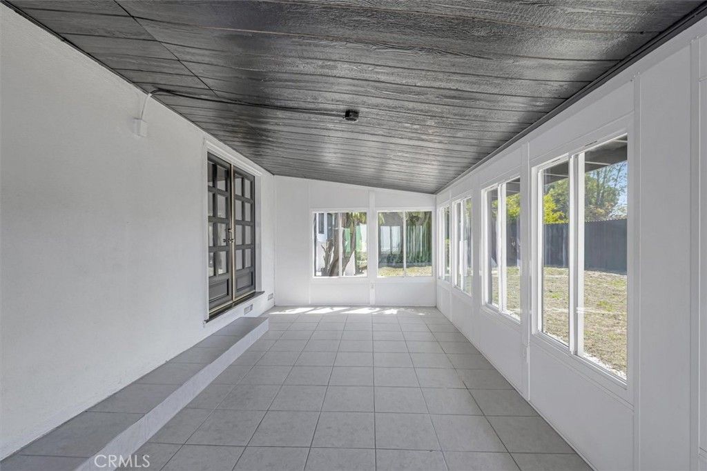 Empty room, Interior, Sun Room, Wooden Ceilings