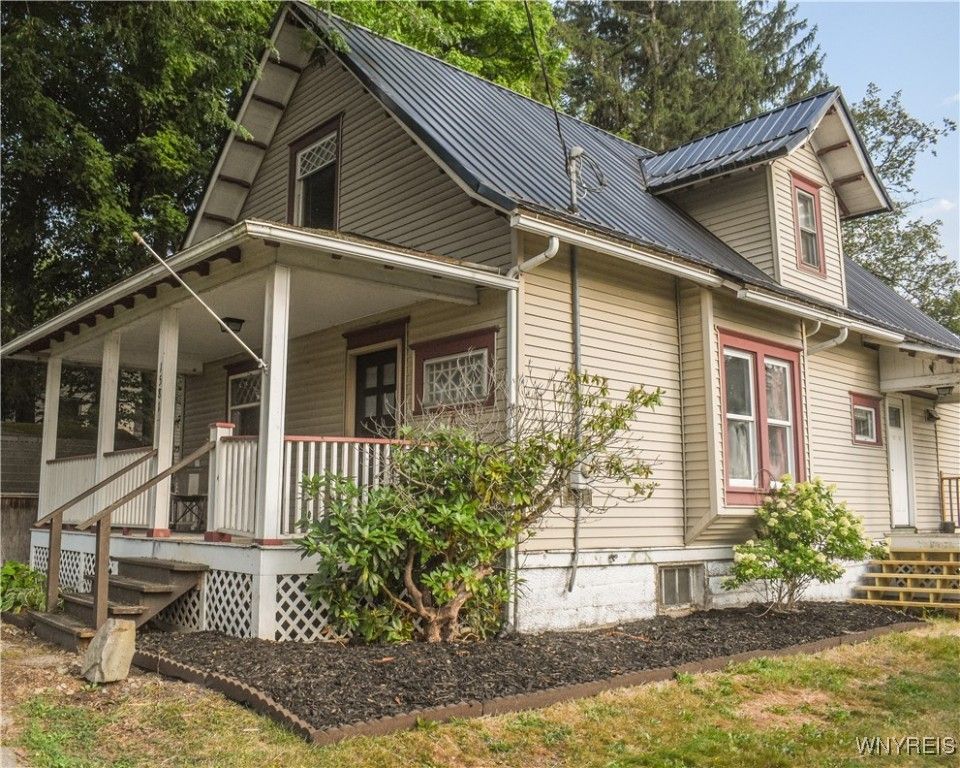 Exterior, Facade, Queen Anne Victorian