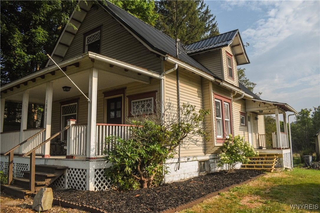 Exterior, Facade, Queen Anne Victorian